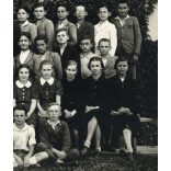 „Hargita” fényképészeti műterem, Gyoma, osztálykép a tanító úrral, iskola, 1930-as évek,  Horthy-korszak, Békés megye, helytörténet. Eredeti fotó, pecséttel jelzett papírkép. 