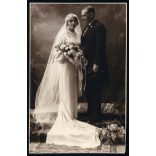 Esküvő, Pécs, menyasszony, vőlegény, virág, ünnep, 1935, 1930-as évek,  Horthy-korszak, Baranya megye, helytörténet. Eredeti fotó, hátulján feliratozott papírkép. 