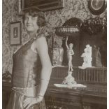 Elegáns nő, Mikus Gézáné a tálalónál, Vác, szobor, szobabelső, 1930, 1930-as évek,  Horthy-korszak, Pest megye, helytörténet. Eredeti fotó, hátulján feliratozott papírkép.  