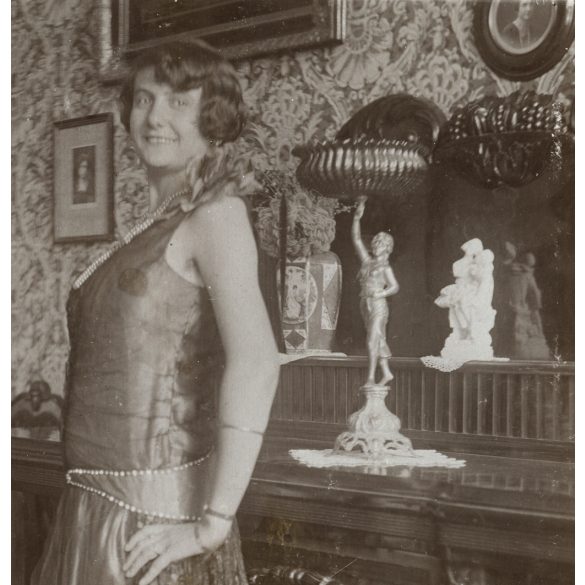 Elegáns nő, Mikus Gézáné a tálalónál, Vác, szobor, szobabelső, 1930, 1930-as évek,  Horthy-korszak, Pest megye, helytörténet. Eredeti fotó, hátulján feliratozott papírkép.  