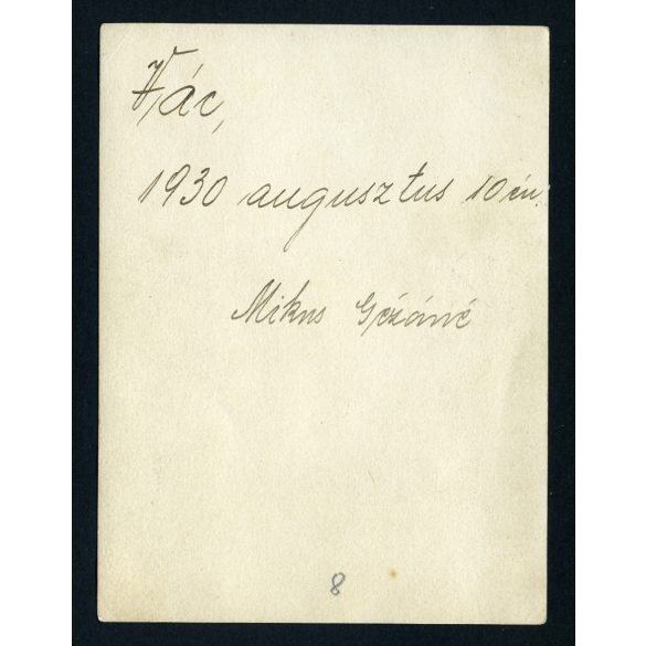 Elegáns nő, Mikus Gézáné a tálalónál, Vác, szobor, szobabelső, 1930, 1930-as évek,  Horthy-korszak, Pest megye, helytörténet. Eredeti fotó, hátulján feliratozott papírkép.  