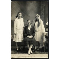   Elsőáldozó bérma keresztanyjával, Jászberény, vallás, egyház, ünnep, Balla Rózsika, Móczó Mariska, 1925, 1920-as évek,  Horthy-korszak, Jász-Nagykun-Szolnok megye, helytörténet. Eredeti fotó, hátulján