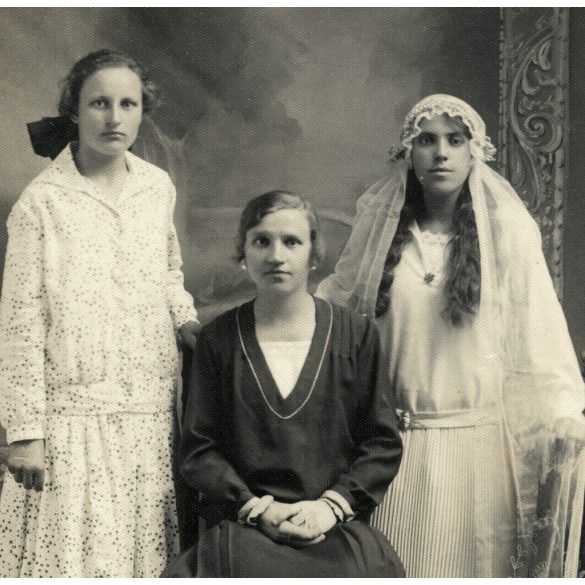 Elsőáldozó bérma keresztanyjával, Jászberény, vallás, egyház, ünnep, Balla Rózsika, Móczó Mariska, 1925, 1920-as évek,  Horthy-korszak, Jász-Nagykun-Szolnok megye, helytörténet. Eredeti fotó, hátulján