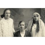 Elsőáldozó bérma keresztanyjával, Jászberény, vallás, egyház, ünnep, Balla Rózsika, Móczó Mariska, 1925, 1920-as évek,  Horthy-korszak, Jász-Nagykun-Szolnok megye, helytörténet. Eredeti fotó, hátulján