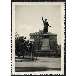  Petőfi Sándor szobra, Budapest, Petőfi tér, Március 15. tér, utcakép, 1938, 1930-as évek. Eredeti fotó, hátulján feliratozott papírkép.   