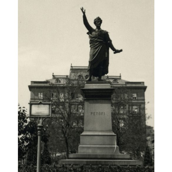 Petőfi Sándor szobra, Budapest, Petőfi tér, Március 15. tér, utcakép, 1938, 1930-as évek. Eredeti fotó, hátulján feliratozott papírkép.   