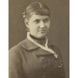 Javorik & Jandaurek műterem, Ungvár, Kárpátalja,  elegáns nő portréja, monarchia, 1890, 1890-es évek, Eredeti CDV, vizitkártya fotó.   