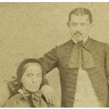 Bülch Ágoston műterme, Pest,  „Nikoletty és anyja”, elegáns nő fiával, előkelő ruhák, 1860-as évek, Eredeti, feliratozott CDV, vizitkártya fotó. 