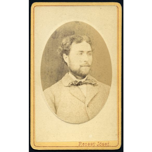 Rezesy Jósef műterme, elegáns szakállas férfi portréja, 1870-es évek, Eredeti, dombornyomott CDV, vizitkártya fotó.  
