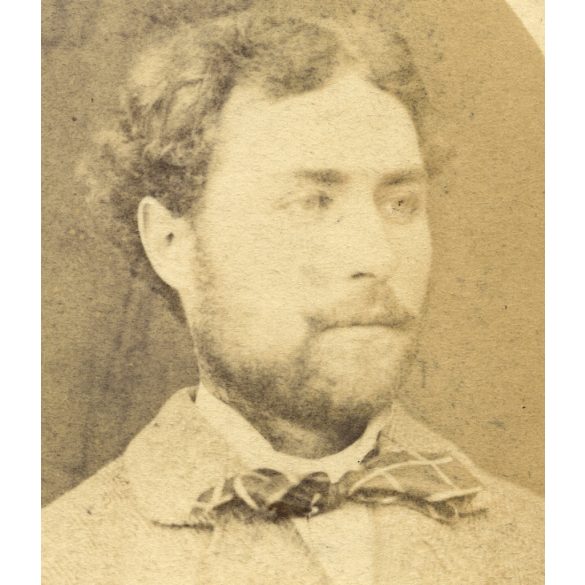 Rezesy Jósef műterme, elegáns szakállas férfi portréja, 1870-es évek, Eredeti, dombornyomott CDV, vizitkártya fotó.  