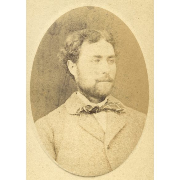 Rezesy Jósef műterme, elegáns szakállas férfi portréja, 1870-es évek, Eredeti, dombornyomott CDV, vizitkártya fotó.  