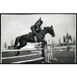 Feuchtersleben Kornél huszár százados egy lóversenyen, Budapest, sport, magyar katona egyenruhában, 1930-as évek. Horthy-korszak. Eredeti, pecséttel jelzett fotó, papírkép, Agfa Brovira papíron. Dekor