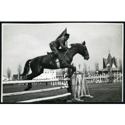   Feuchtersleben Kornél huszár százados egy lóversenyen, Budapest, sport, magyar katona egyenruhában, 1930-as évek. Horthy-korszak. Eredeti, pecséttel jelzett fotó, papírkép, Agfa Brovira papíron. Dekor