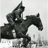 Feuchtersleben Kornél huszár százados egy lóversenyen, Budapest, sport, magyar katona egyenruhában, 1930-as évek. Horthy-korszak. Eredeti, pecséttel jelzett fotó, papírkép, Agfa Brovira papíron. Dekor
