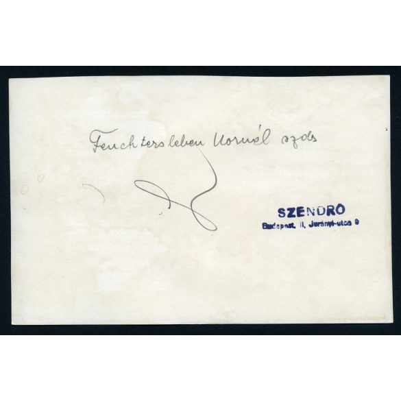 Feuchtersleben Kornél huszár százados egy lóversenyen, Budapest, sport, magyar katona egyenruhában, 1930-as évek. Horthy-korszak. Eredeti, pecséttel jelzett fotó, papírkép, Agfa Brovira papíron. Dekor