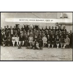   Nagyobb méret, Hölzel fényképész, Budapest, Beketow cirkusz, törpe, bohóc, katona, egyenruha, érdemrend, művészet, Beketow Mátyás, 1928 augusztus, 1920-as évek, Horthy-korszak. Eredeti fotó, papírkép.