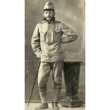 Singer műterem, Zombor, vajdaság, magyar katona egyenruhában, pálcával, különös szakállal, 1. világháború,  1910-es évek, Eredeti fotó, papírkép, hátulja ragasztós, sérült.  