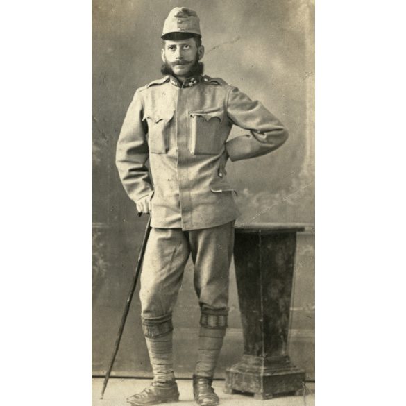 Singer műterem, Zombor, vajdaság, magyar katona egyenruhában, pálcával, különös szakállal, 1. világháború,  1910-es évek, Eredeti fotó, papírkép, hátulja ragasztós, sérült.  