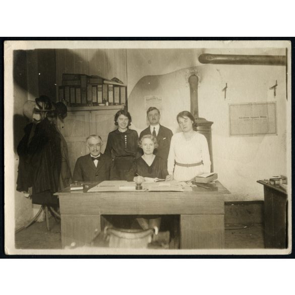 Irodisták az íróasztalnál, Hadirokkantak Írógépjavító Műhelye naptár, Hadirokkantak Lapja plakát, Horthy korszak, 1931, 1930-as évek, Eredeti fotó, papírkép.   