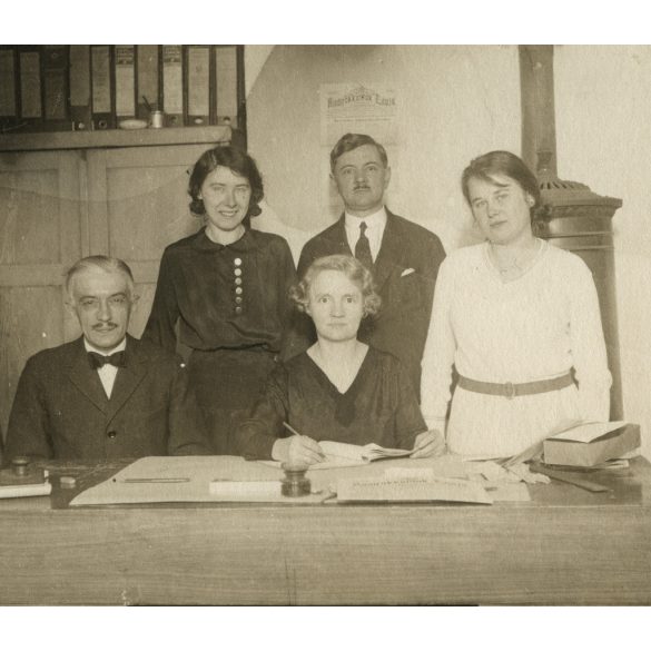 Irodisták az íróasztalnál, Hadirokkantak Írógépjavító Műhelye naptár, Hadirokkantak Lapja plakát, Horthy korszak, 1931, 1930-as évek, Eredeti fotó, papírkép.   