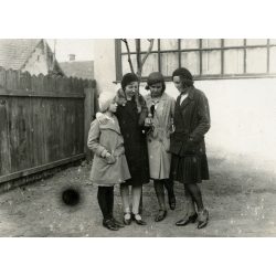   Lányok húsvéti tojással, Kámon (Szombathely), Vargáék verandája előtt, Horthy korszak, 1931, 1930-as évek, helytörténet, Eredeti fotó, hátulján feliratozott papírkép.  