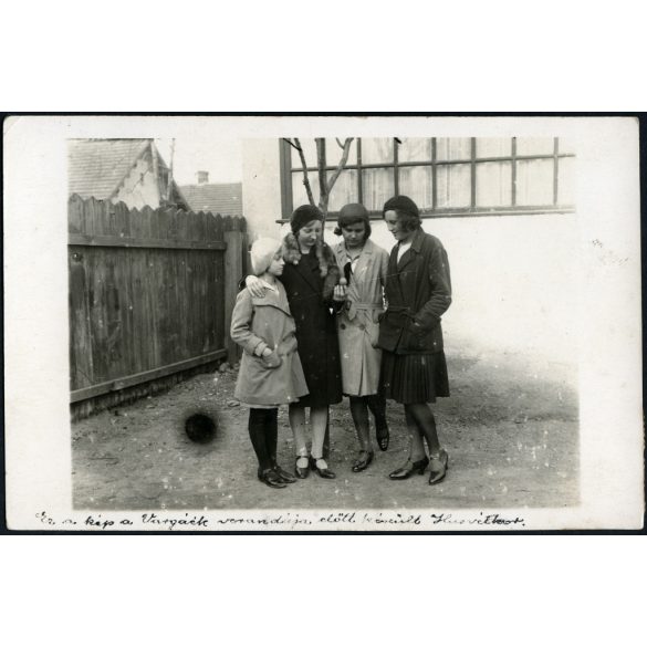 Lányok húsvéti tojással, Kámon (Szombathely), Vargáék verandája előtt, Horthy korszak, 1931, 1930-as évek, helytörténet, Eredeti fotó, hátulján feliratozott papírkép.  