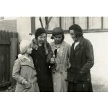Lányok húsvéti tojással, Kámon (Szombathely), Vargáék verandája előtt, Horthy korszak, 1931, 1930-as évek, helytörténet, Eredeti fotó, hátulján feliratozott papírkép.  