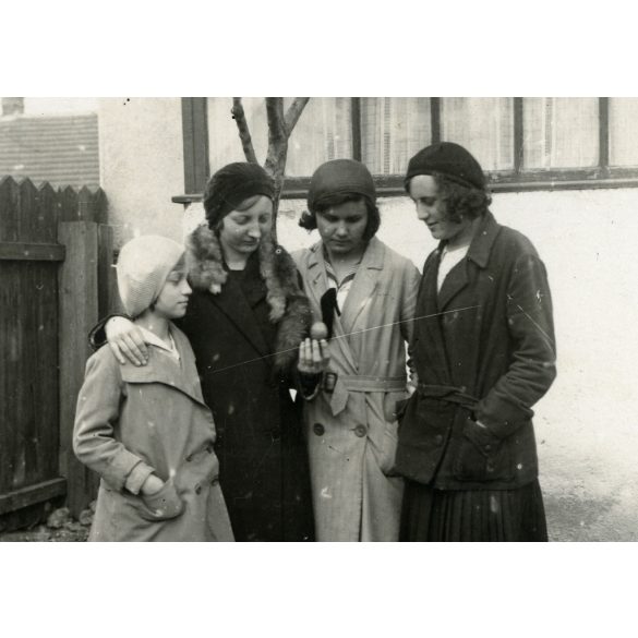 Lányok húsvéti tojással, Kámon (Szombathely), Vargáék verandája előtt, Horthy korszak, 1931, 1930-as évek, helytörténet, Eredeti fotó, hátulján feliratozott papírkép.  