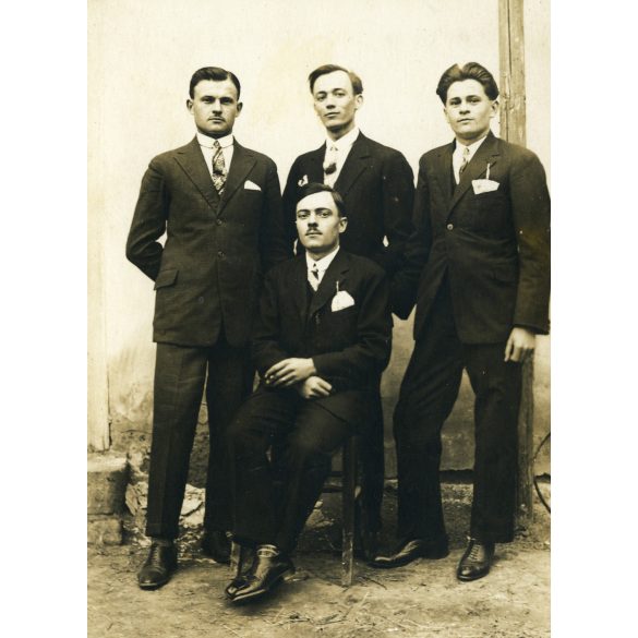 Payka fényképész, Rétság, férfiak ünneplő ruhában, cigaretta, Horthy-korszak, helytörténet, Nógrád megye, 1920-as évek, Eredeti fotó, papírkép.  
