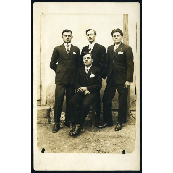 Payka fényképész, Rétság, férfiak ünneplő ruhában, cigaretta, Horthy-korszak, helytörténet, Nógrád megye, 1920-as évek, Eredeti fotó, papírkép.  