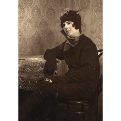  Maksay László fényképész mester, hölgy macska jelmezben, cica, farsang, vicces, különös, Horthy-korszak, helytörténet, Jász-Nagykun-Szolnok megye, 1930-as évek, Eredeti fotó, papírkép, alsó sarka szakadt, hiányos. 