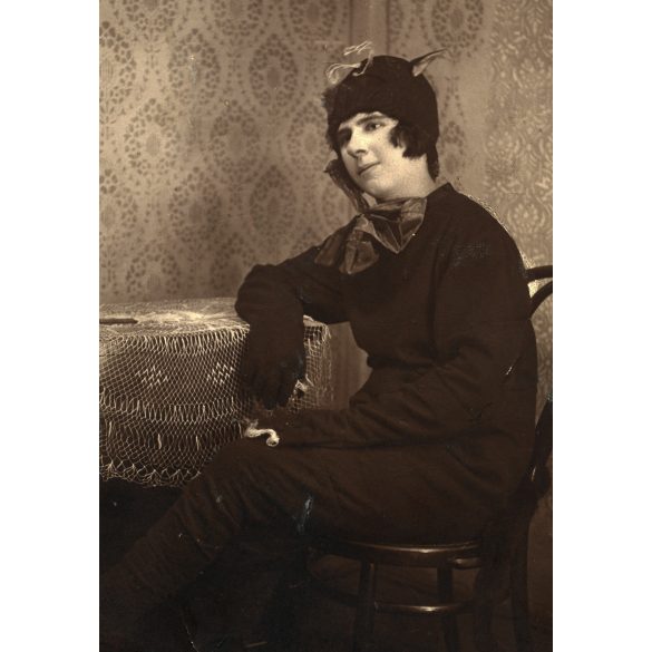 Maksay László fényképész mester, hölgy macska jelmezben, cica, farsang, vicces, különös, Horthy-korszak, helytörténet, Jász-Nagykun-Szolnok megye, 1930-as évek, Eredeti fotó, papírkép, alsó sarka szakadt, hiányos. 