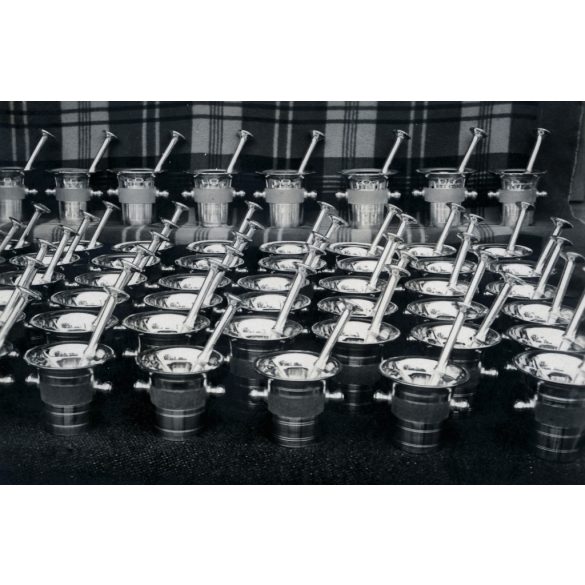 A rézmozsár készítő mester termékei, különös, foglalkozás, műhely, Horthy-korszak, helytörténet, 1930-as évek, Eredeti fotó, kartonra ragasztott papírkép.   