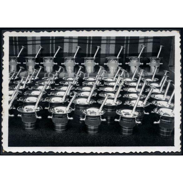 A rézmozsár készítő mester termékei, különös, foglalkozás, műhely, Horthy-korszak, helytörténet, 1930-as évek, Eredeti fotó, kartonra ragasztott papírkép.   