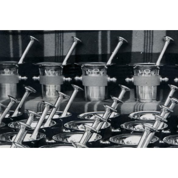 A rézmozsár készítő mester termékei, különös, foglalkozás, műhely, Horthy-korszak, helytörténet, 1930-as évek, Eredeti fotó, kartonra ragasztott papírkép.   