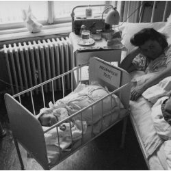    „Hozzámnyúlni tilos”, újszülött a kórházi ágyban vicces felirattal, anya, gyerek, szocializmus, 1960-as évek, Eredeti fotó, papírkép.   