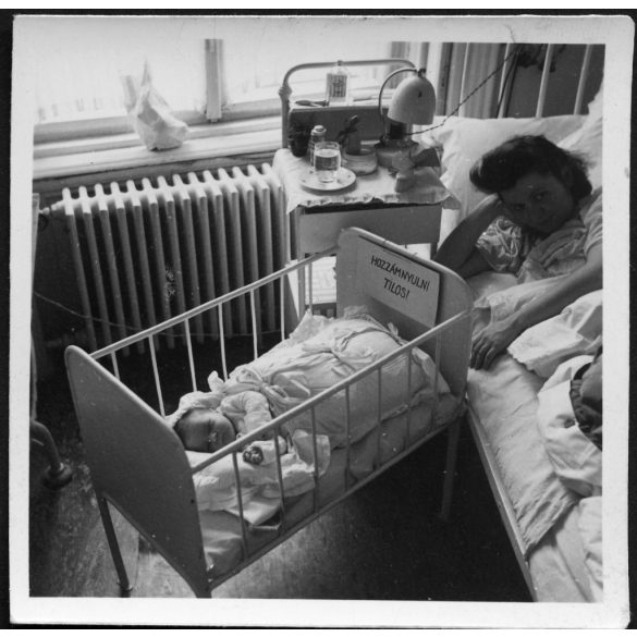  „Hozzámnyúlni tilos”, újszülött a kórházi ágyban vicces felirattal, anya, gyerek, szocializmus, 1960-as évek, Eredeti fotó, papírkép.   
