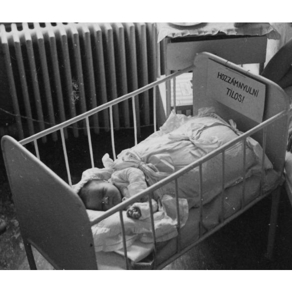 „Hozzámnyúlni tilos”, újszülött a kórházi ágyban vicces felirattal, anya, gyerek, szocializmus, 1960-as évek, Eredeti fotó, papírkép.   