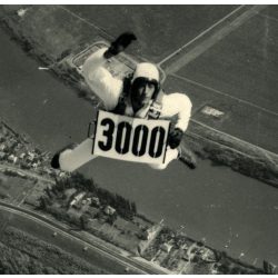   Hüse Károly a katonai ejtőernyőzés ikonikus alakja, Szolnok, 3000. ugrás, repülés, szocializmus, 1960-as évek, Eredeti fotó, papírkép, kisebb gyűrődésekkel.  