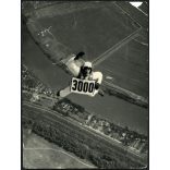 Hüse Károly a katonai ejtőernyőzés ikonikus alakja, Szolnok, 3000. ugrás, repülés, szocializmus, 1960-as évek, Eredeti fotó, papírkép, kisebb gyűrődésekkel.  
