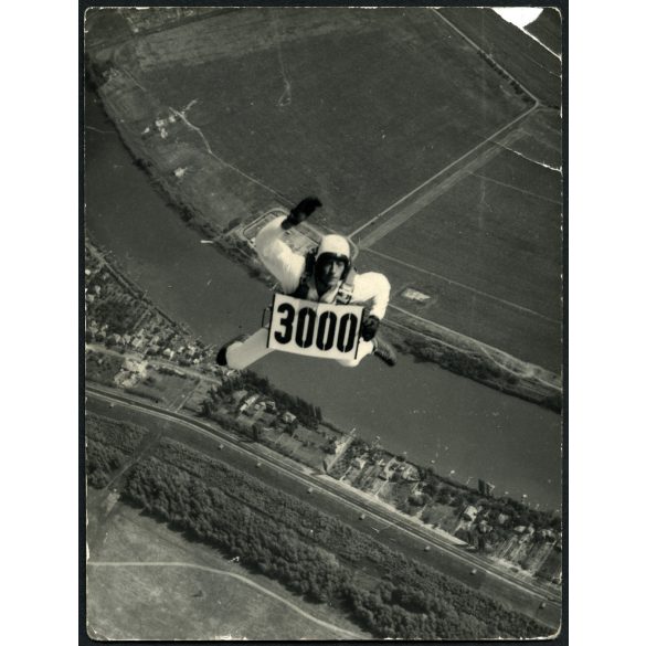 Hüse Károly a katonai ejtőernyőzés ikonikus alakja, Szolnok, 3000. ugrás, repülés, szocializmus, 1960-as évek, Eredeti fotó, papírkép, kisebb gyűrődésekkel.  