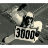 Hüse Károly a katonai ejtőernyőzés ikonikus alakja, Szolnok, 3000. ugrás, repülés, szocializmus, 1960-as évek, Eredeti fotó, papírkép, kisebb gyűrődésekkel.  
