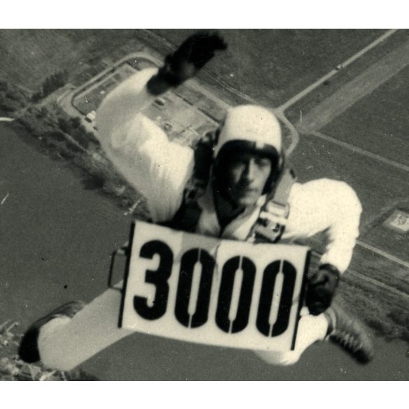 Hüse Károly a katonai ejtőernyőzés ikonikus alakja, Szolnok, 3000. ugrás, repülés, szocializmus, 1960-as évek, Eredeti fotó, papírkép, kisebb gyűrődésekkel.  