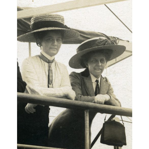 Photo-Manufaktur E. Jelussich, Fiume-Abbazia, utazás a Tátra tengerjáró gőzhajón, csodálatos kalapok, jármű, közlekedés, Monarchia, 1911, 1910-es évek, Eredeti fotó, papírkép.  