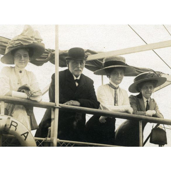 Photo-Manufaktur E. Jelussich, Fiume-Abbazia, utazás a Tátra tengerjáró gőzhajón, csodálatos kalapok, jármű, közlekedés, Monarchia, 1911, 1910-es évek, Eredeti fotó, papírkép.  