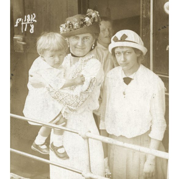 „Atelier Betty, Fiume-Abbazia, utazás tengerjáró gőzhajón, csodálatos kalapok, jármű, közlekedés, Monarchia, 1914, 1910-es évek, Eredeti fotóképeslap fotó, papírkép, Fiuméből Temesvárra küldve. 