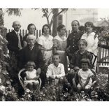 Vojtáné fényképész, Kunszentmiklós, családi kép a kertben, magyar katonatiszt egyenruhában. Horthy-korszak, helytörténet, 1920-as évek, Eredeti pecséttel jelzett fotó, papírkép. 