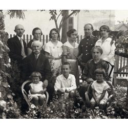   Vojtáné fényképész, Kunszentmiklós, családi kép a kertben, magyar katonatiszt egyenruhában. Horthy-korszak, helytörténet, 1920-as évek, Eredeti pecséttel jelzett fotó, papírkép. 