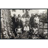 Vojtáné fényképész, Kunszentmiklós, családi kép a kertben, magyar katonatiszt egyenruhában. Horthy-korszak, helytörténet, 1920-as évek, Eredeti pecséttel jelzett fotó, papírkép. 