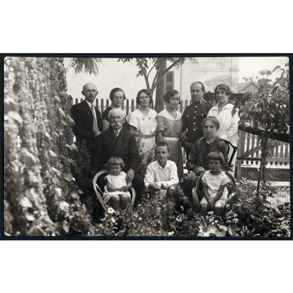 Vojtáné fényképész, Kunszentmiklós, családi kép a kertben, magyar katonatiszt egyenruhában. Horthy-korszak, helytörténet, 1920-as évek, Eredeti pecséttel jelzett fotó, papírkép. 